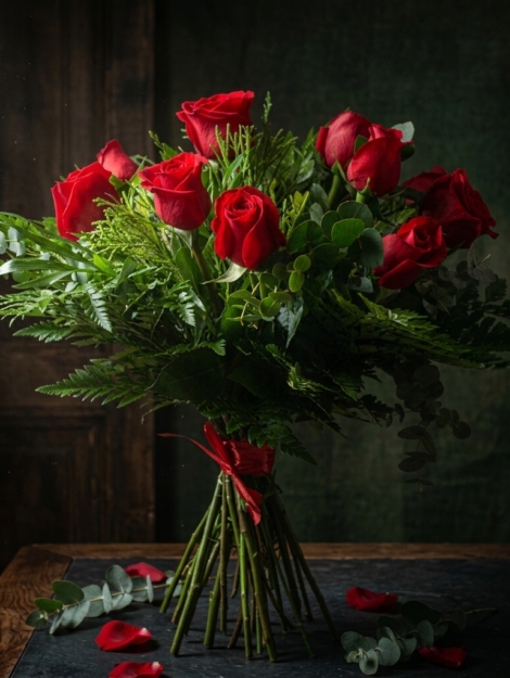 bouquet-12-rosas-rojas_floristeria_velez_malaga_flores_y_plantas_online_envio_a_la_axarquia_ramos_de_flores_a_domicilio_01
