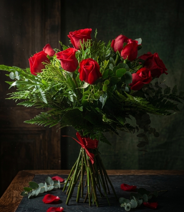 bouquet-12-rosas-rojas_floristeria_velez_malaga_flores_y_plantas_online_envio_a_la_axarquia_ramos_de_flores_a_domicilio_01