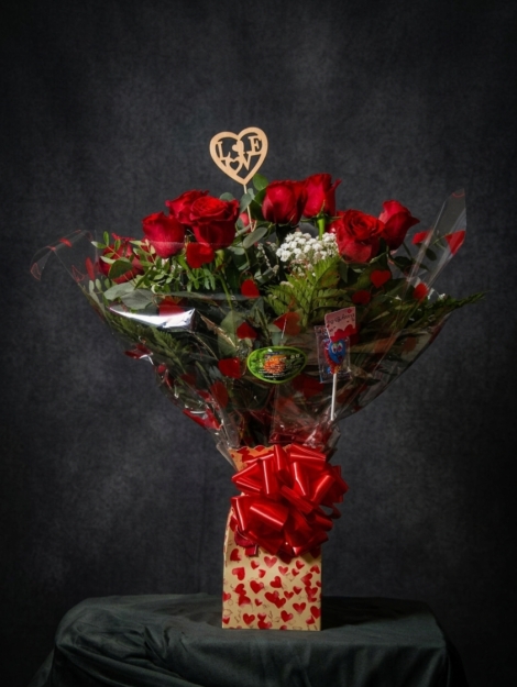 ramo-de-12-rosas-rojas-en-caja-pick-love_floristeria_velez_malaga_flores_y_plantas_online_envio_a_la_axarquia_ramos_de_flores_a_domicilio_01