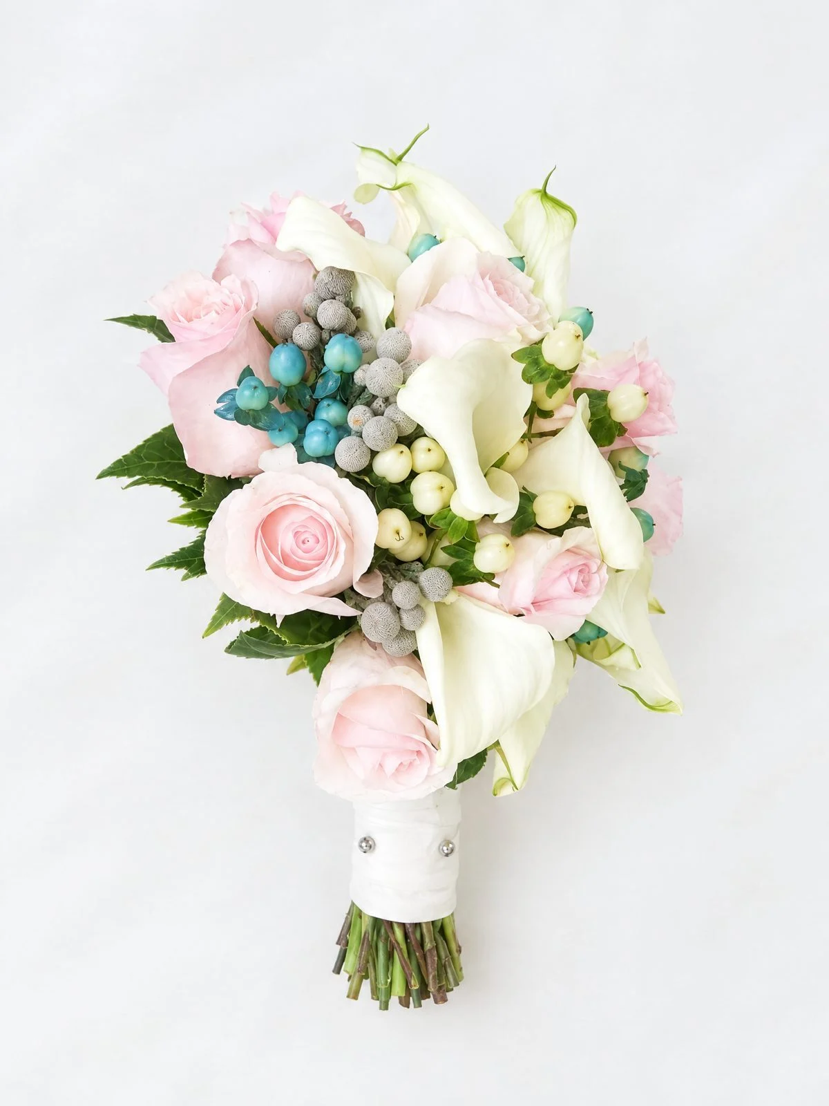 Innocence in White bridal bouquet by Floristería Florymar